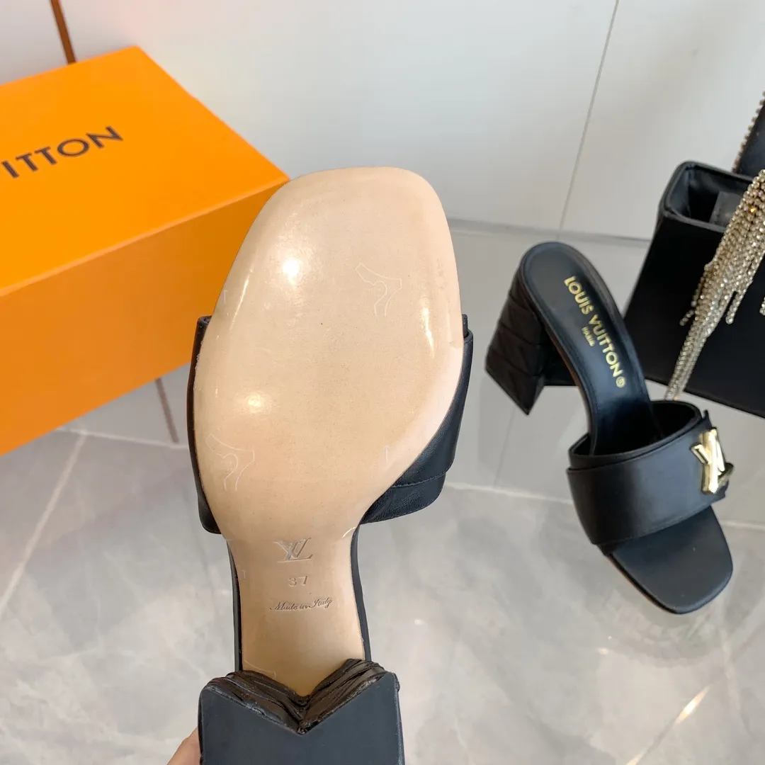 👟👟Ex-factory price 520👟👟 LV | Louis Vuitton ²⁰²³ 𝐬𝐬 🧡💚2️⃣0️⃣2️⃣4️⃣Early spring new model, top version⚠️ The counter features the latest models, square toe sandals, hard goods are new🆕 ❥Purchase level! Full of high-end feel! A popular model among bloggers at home and abroad, it’s retro and fashionable and looks amazing on your feet! Mainly recommended model on the official website★ ━━━━━ ЅᏇєєt ━━━━━ ▪️Upper: original cowhide + metal buckle ▪️Lining: imported goatskin lining ▪️Outsole: original Italian leather outsole ▪️Heel height: 5.5cm 9cm ▪️Shoe size: 35-39 (40 and 41 customized items are not returnable or exchangeable)